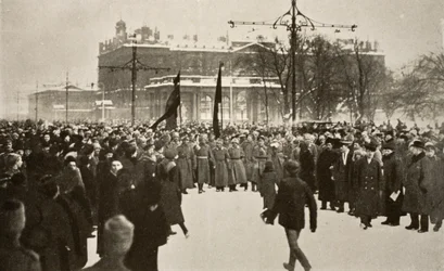 Soldaten met Rode Vlaggen Leiden een Enorme Menigte in de Nevsky Prospect, Maart 1917